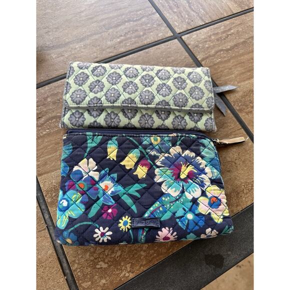 Vera Bradley Green Quilted Trifold Wallet Magnetic Close & Cosmetic Case Bundle - Picture 1 of 15